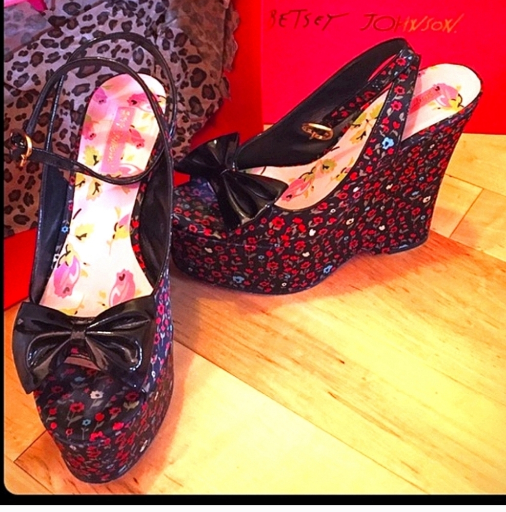 NWB Betsey Johnson Floral Wedge Heels sz 10